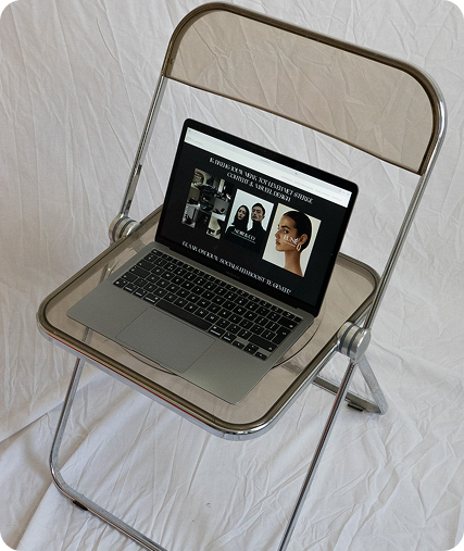 Macbook ouvert posé sur une chaise
