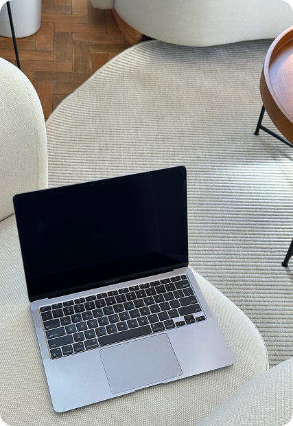 Mackbook ouvert posé sur un canapé